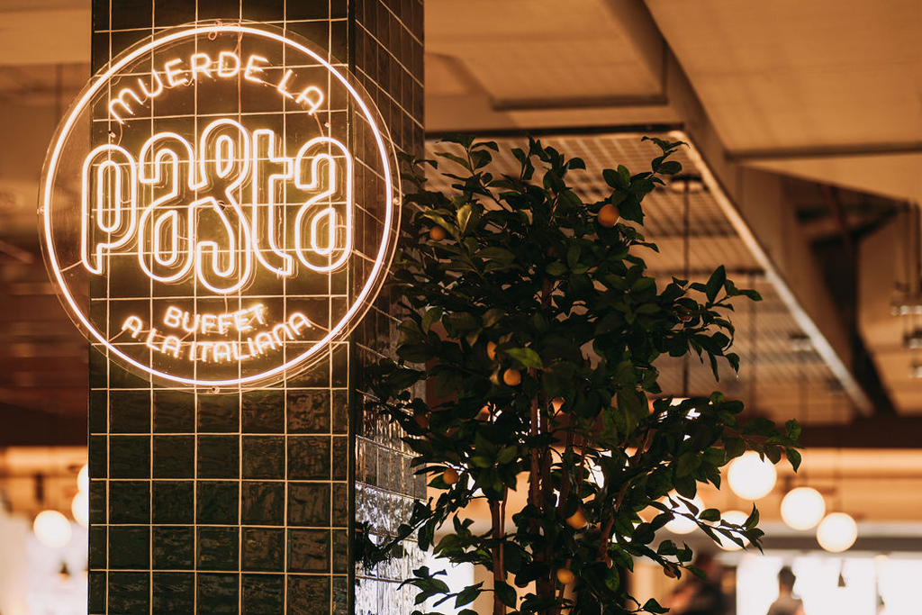 Detalle de marca y producto en un restaurante Muerde la Pasta